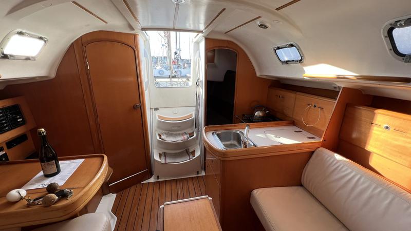 Book yachts online - sailboat - First 31.7 - Romancie - rent