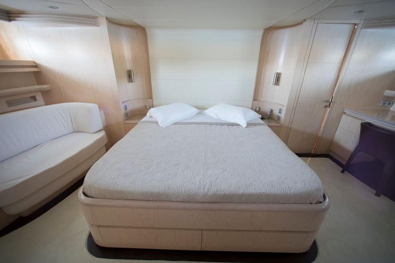 Book yachts online - motorboat - Maiora 108 - Princess L - rent