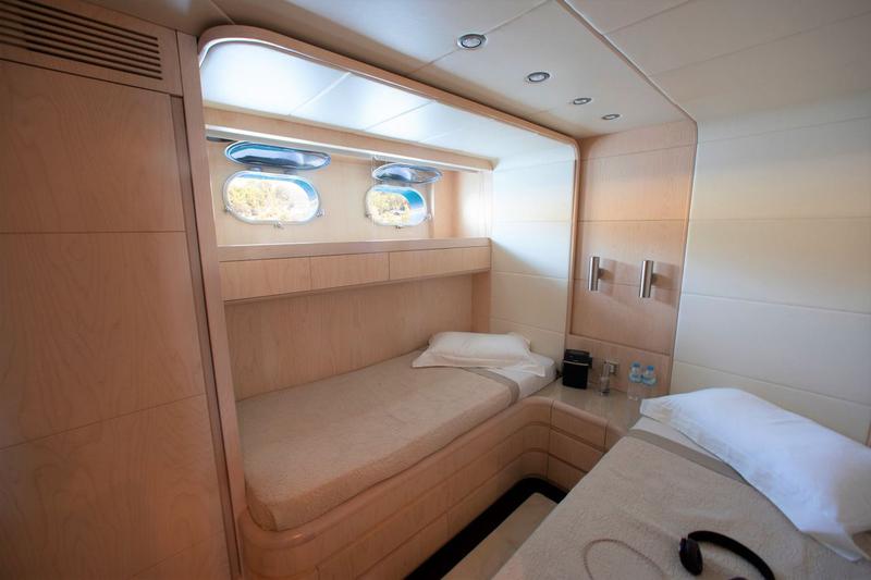 Book yachts online - motorboat - Maiora 108 - Princess L - rent