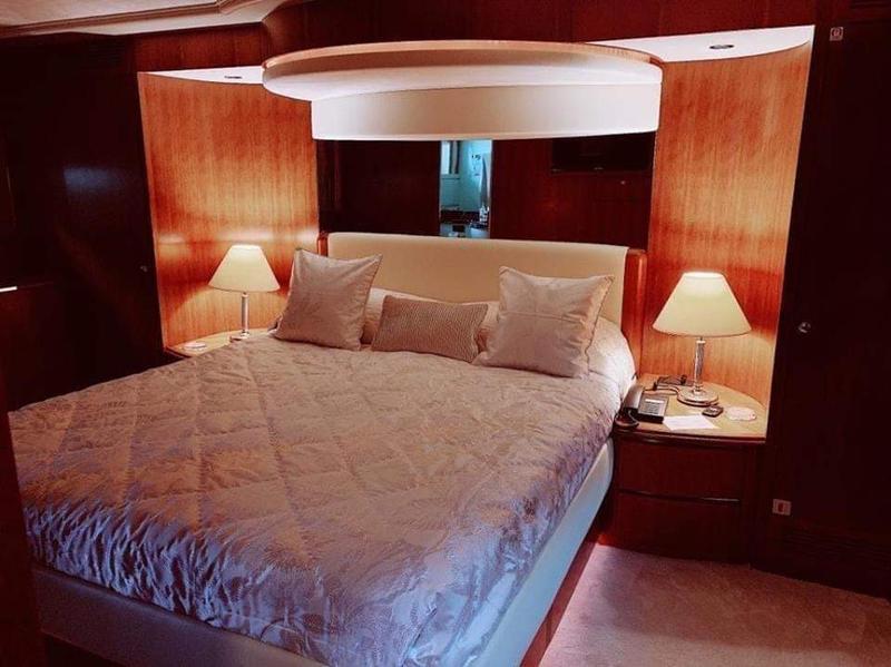 Book yachts online - motorboat - Falcon 92 - Lucy Pink - rent