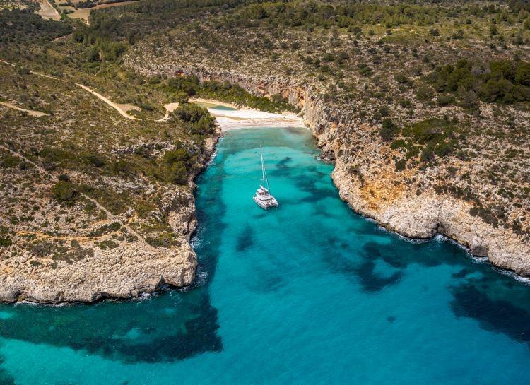 Book yachts online - catamaran - Lagoon 55 - Hydrus - rent