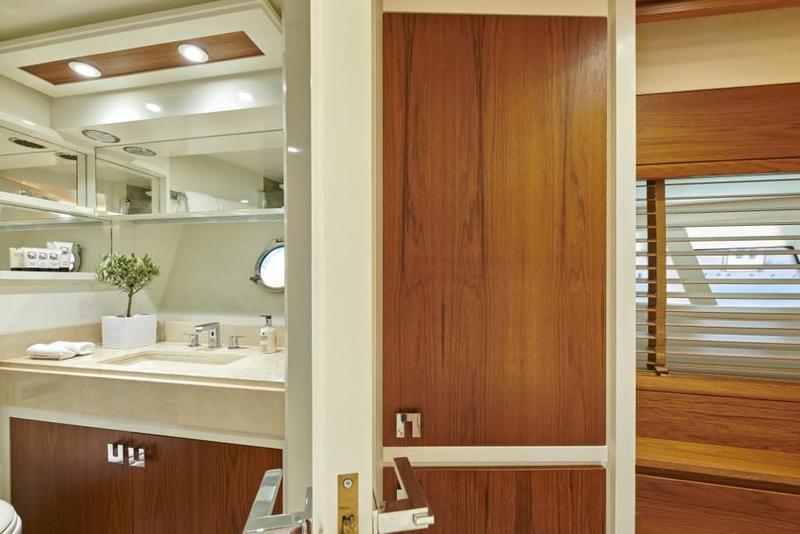 Book yachts online - motorboat - Azimut 85F - La Fenice - rent