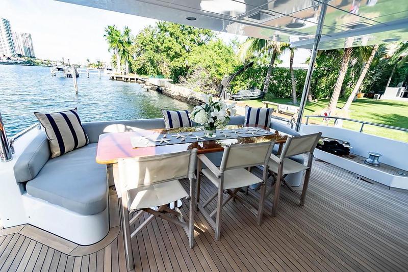 Book yachts online - motorboat - Azimut 85F - La Fenice - rent