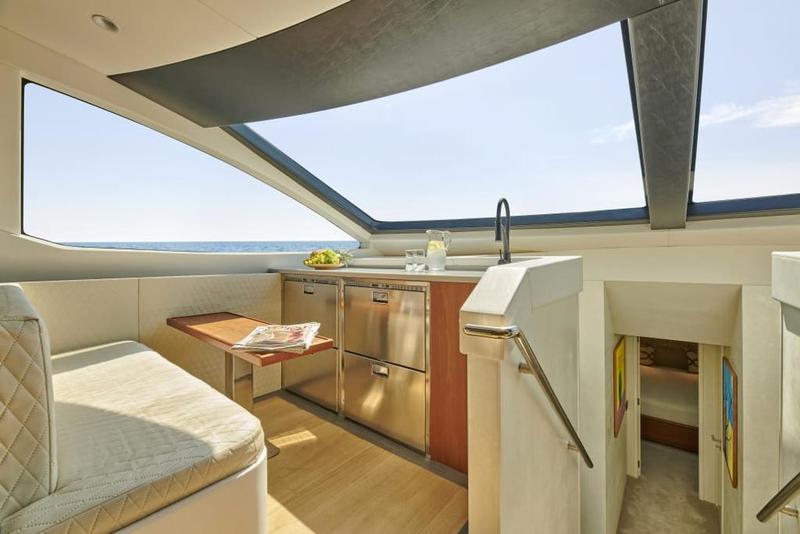 Book yachts online - motorboat - Azimut 85F - La Fenice - rent