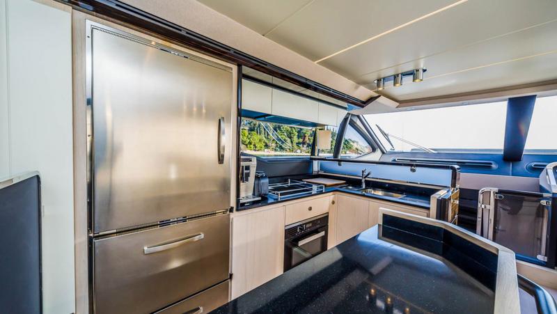 Book yachts online - motorboat - Azimut 66 Fly - My Karat II - rent