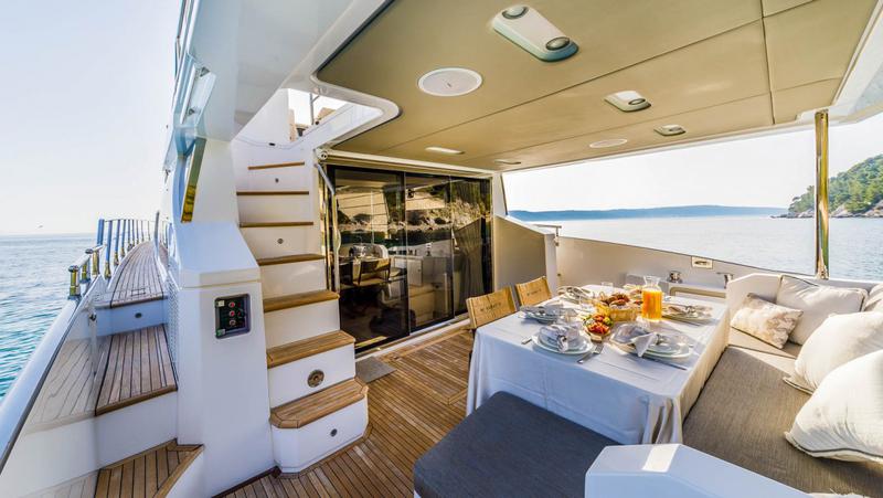 Book yachts online - motorboat - Azimut 66 Fly - My Karat II - rent