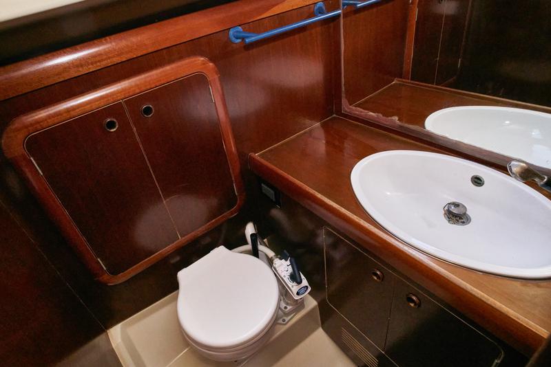 Book yachts online - sailboat - Grand Soleil 43 - Blue Bite - rent