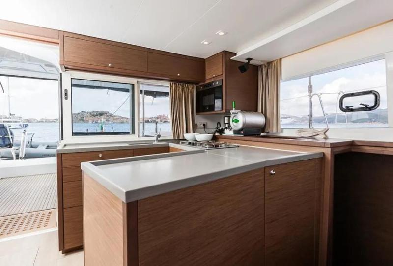 Book yachts online - catamaran - Lagoon 450  Flybridge - SILICIA  - rent