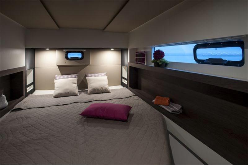 Book yachts online - False - Nautitech Open 40 (4Cab) - Pink Lady - rent