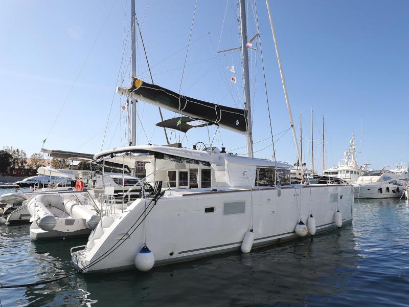 Book yachts online - catamaran - Lagoon 450  Flybridge - LLYN - rent