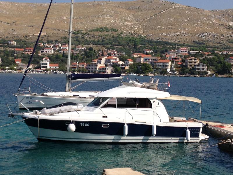 Book yachts online - motorboat - Antares 10.80 - Nina - rent