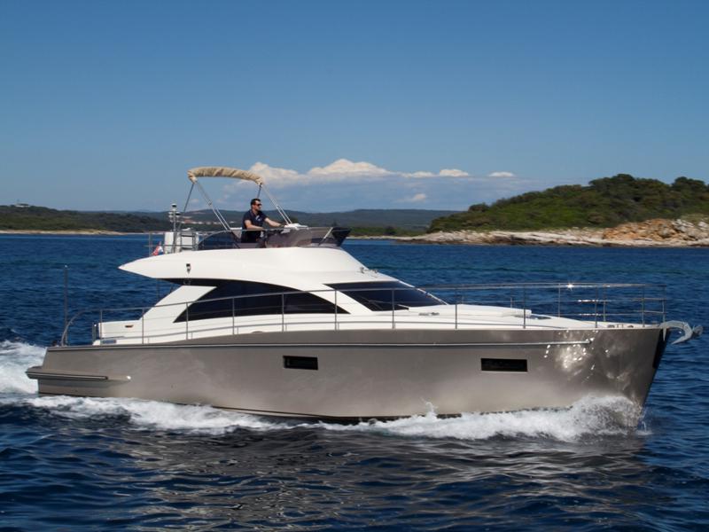 Book yachts online - motorboat - Cyrus 13.8 Flybridge - Punta I - rent