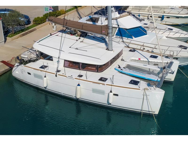 Book yachts online - catamaran - Lagoon 400 S2 - Second Wind - rent