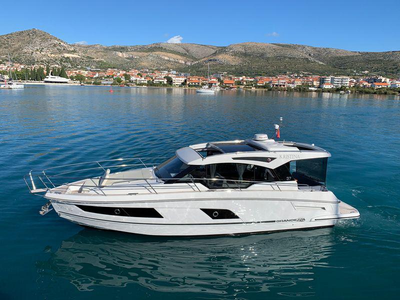 Book yachts online - motorboat - Grandezza 37 CA - KRISTINA - rent