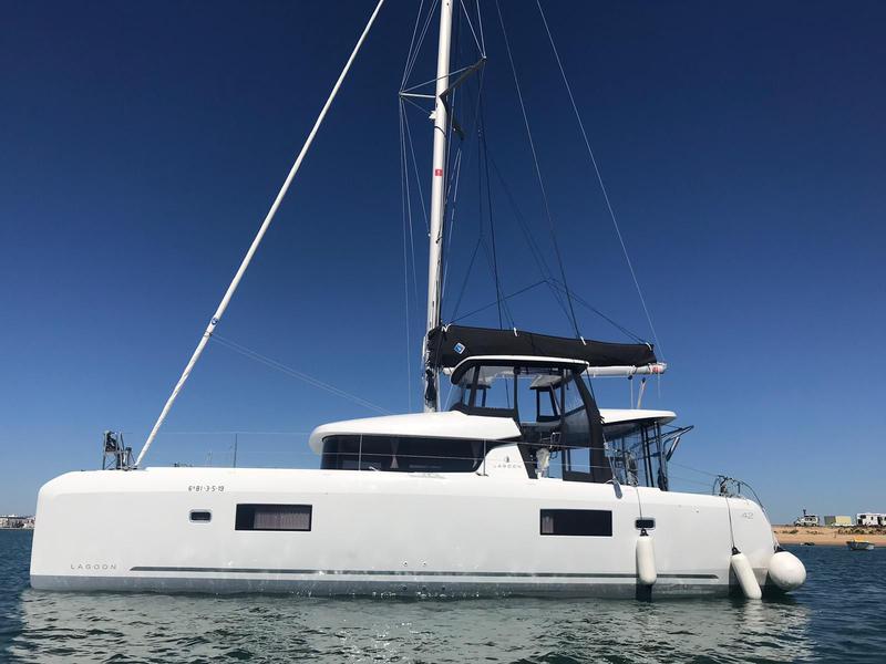Book yachts online - catamaran - Lagoon 42 - Pascal - rent