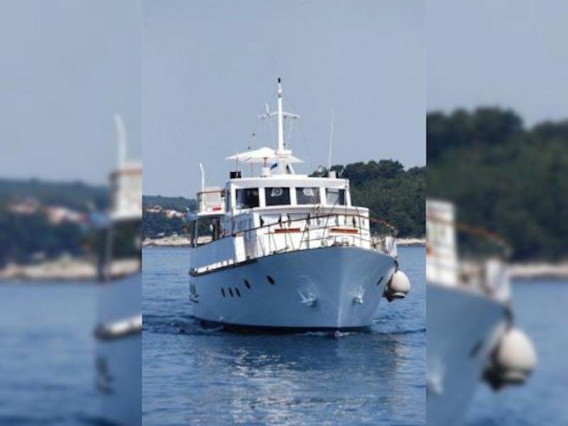 Book yachts online - motorboat - Fleur de Lys - Cadabra - rent