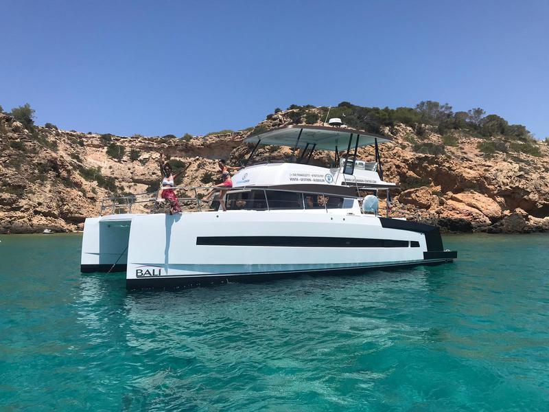 Book yachts online - powercatamaran - Bali 4.3 MY - PHILYA - rent