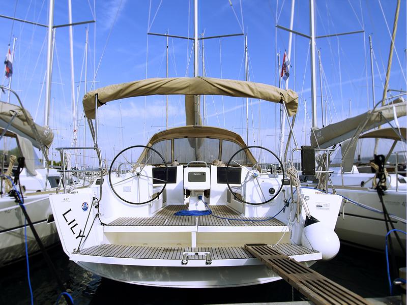 Book yachts online - sailboat - Dufour 410 Grand Large - Lily FB - rent