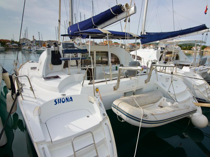Book yachts online - catamaran - Lagoon 380 - Shona - rent