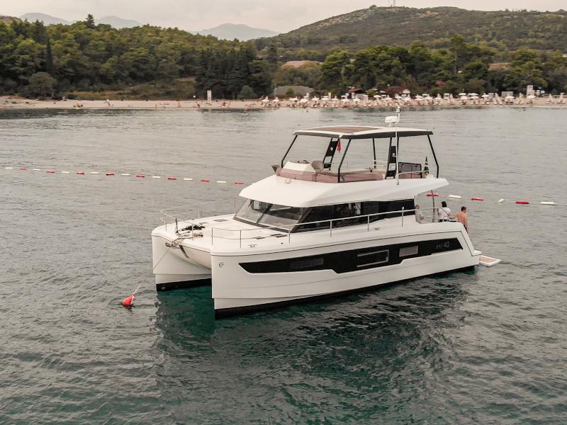 Book yachts online - powercatamaran - MY40 - Pelican - rent