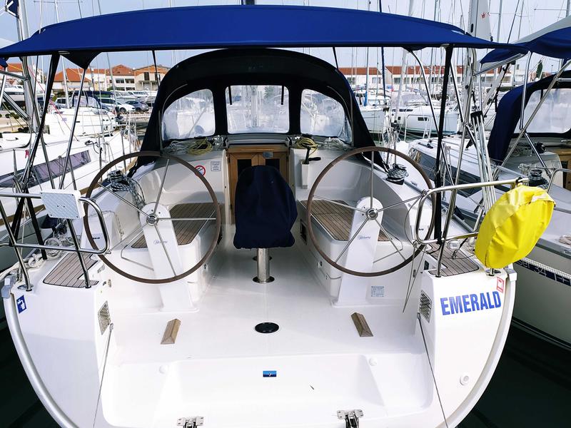 Book yachts online - sailboat - Bavaria Cruiser 37 - Emerald - rent