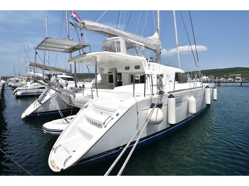 Book yachts online - catamaran - Lagoon 440 (4+2 cab) - OCEANUS - rent
