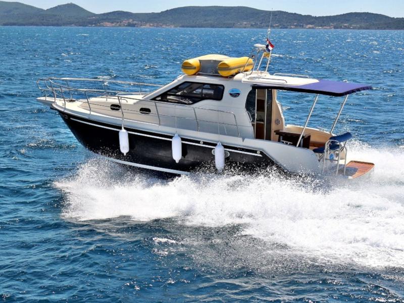 Book yachts online - motorboat - VEKTOR 950 BT (16) - RAVA - rent