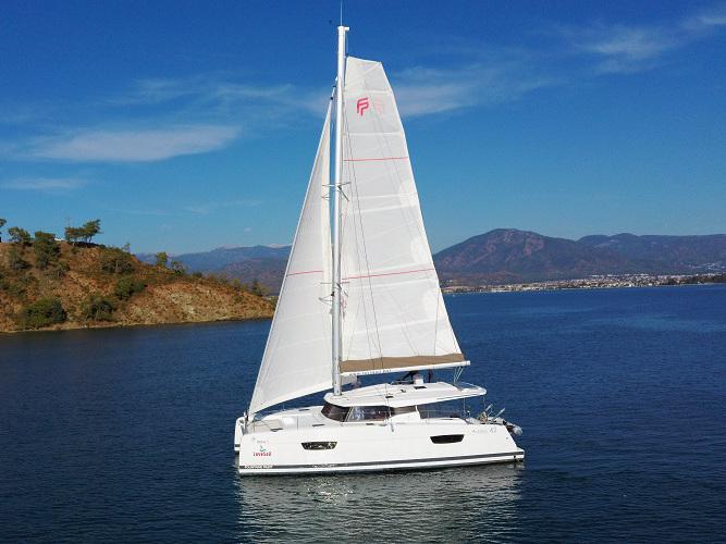 Book yachts online - catamaran - Astréa 42 - Reina - rent