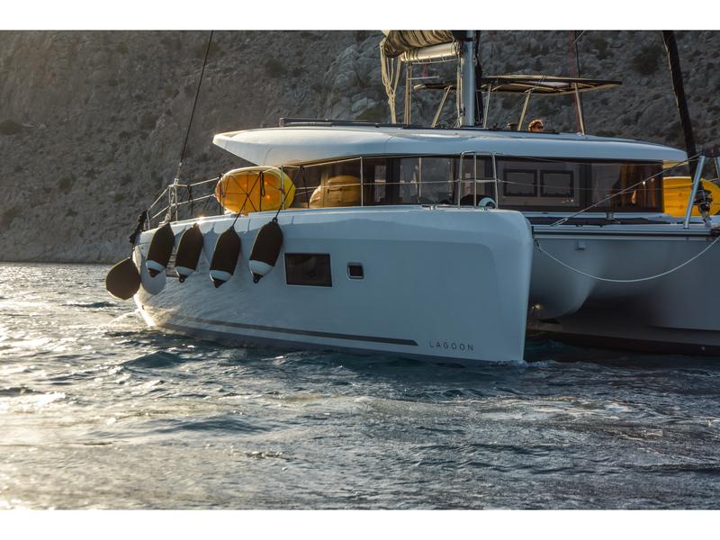 Book yachts online - catamaran - Lagoon 42 - Aenaos - rent