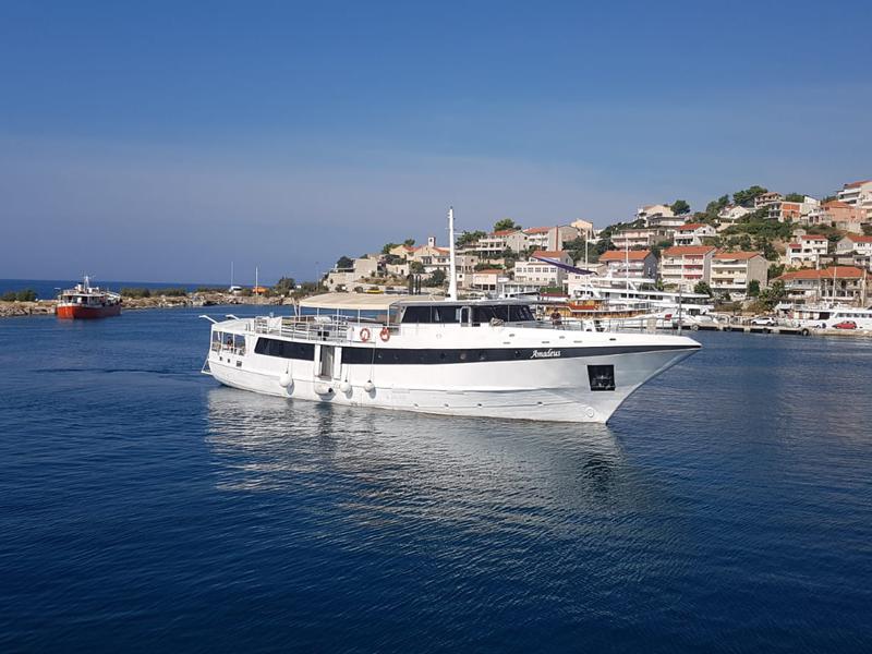 Book yachts online - motorboat - Motoryacht - Amadeus - rent