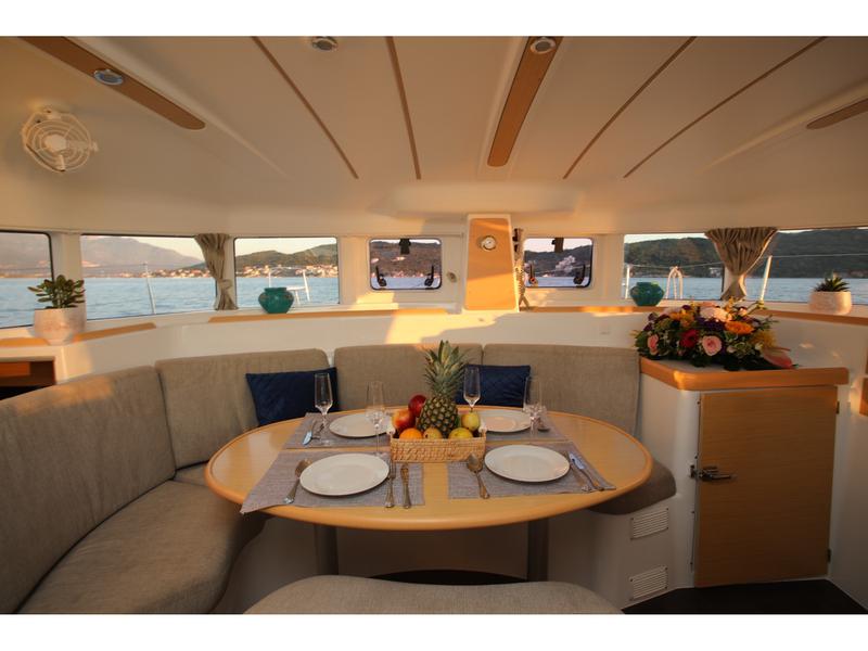 Book yachts online - catamaran - Lagoon 380 - Inna - rent