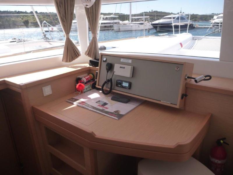 Book yachts online - catamaran - Lagoon 450  Flybridge (4+2 cab.) - Julius Casar III - rent