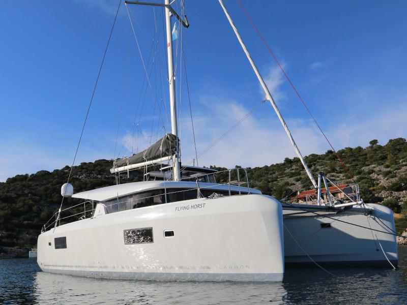 Book yachts online - catamaran - Lagoon 42 (4+2 cab) - Flying Horst - rent