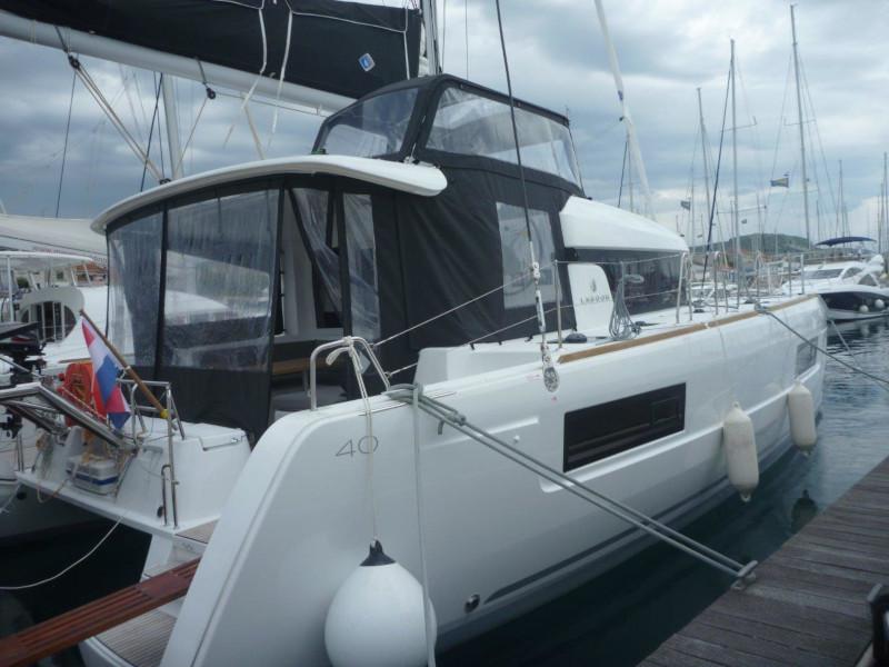 Book yachts online - catamaran - Lagoon 40 (3+2 cab.) - Millennium Falcon - rent