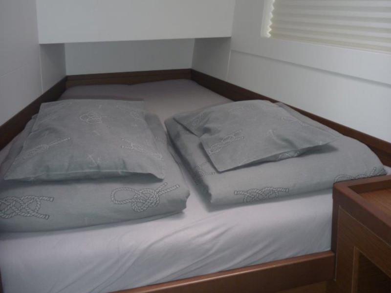 Book yachts online - catamaran - Lagoon 40 (4+2 cab.) - Mare Negroni - rent