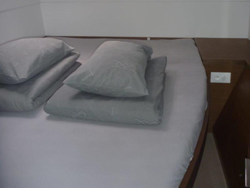 Book yachts online - catamaran - Lagoon 40 (4+2 cab.) - Mare Negroni - rent