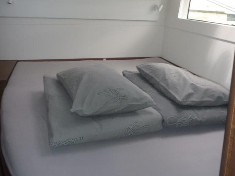 Book yachts online - catamaran - Lagoon 40 (4+2 cab.) - Mare Negroni - rent