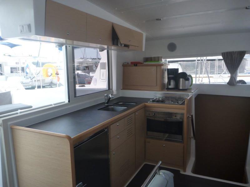Book yachts online - catamaran - Lagoon 421 (4+1 cab.) - 4 ME - rent