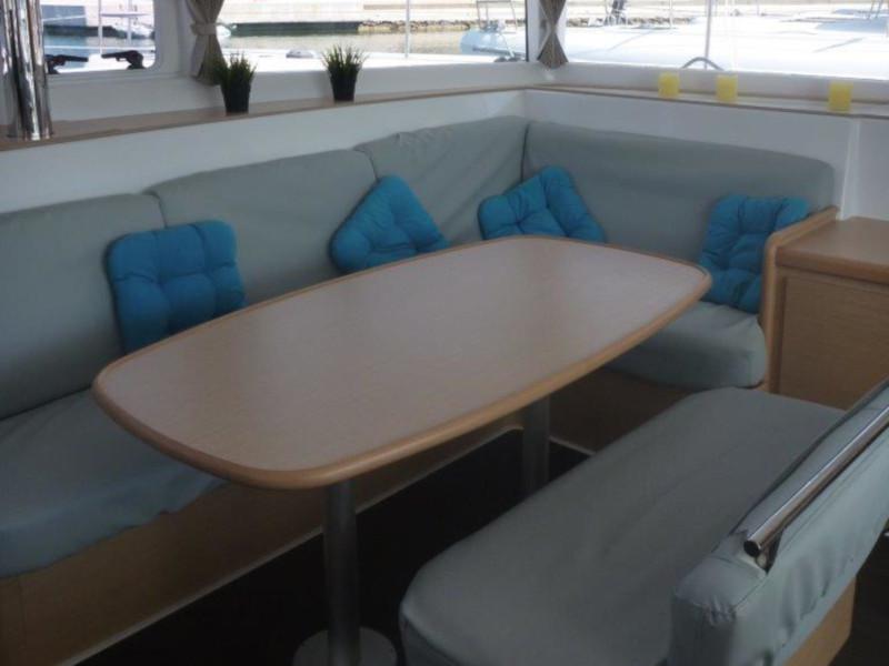 Book yachts online - catamaran - Lagoon 421 (4+1 cab.) - 4 ME - rent