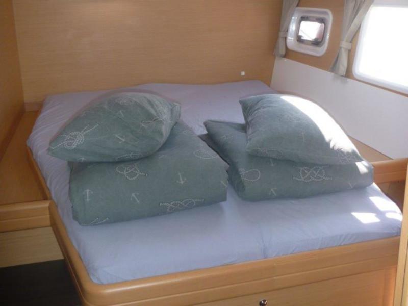 Book yachts online - catamaran - Lagoon 421 (4+1 cab.) - 4 ME - rent