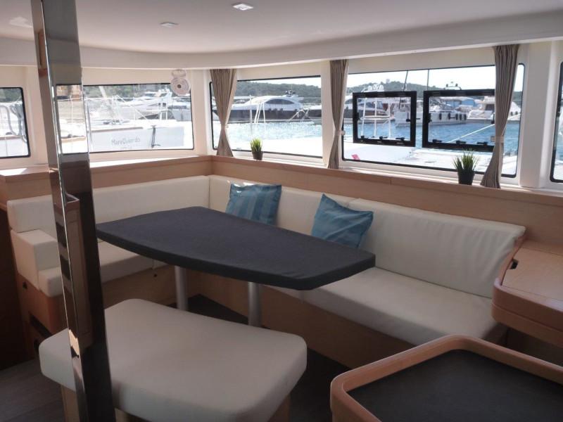 Book yachts online - catamaran - Lagoon 42 (4+2 cab) - Maximus - rent