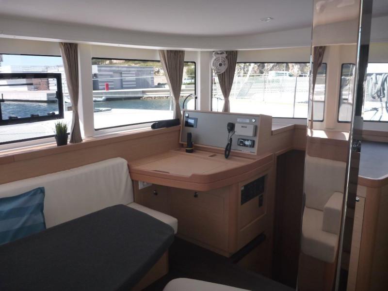Book yachts online - catamaran - Lagoon 42 (4+2 cab) - Maximus - rent