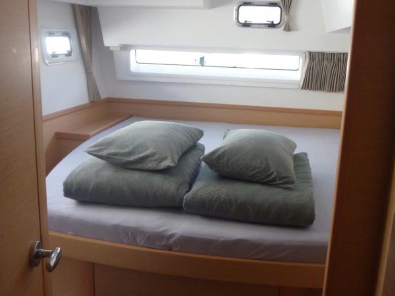 Book yachts online - catamaran - Lagoon 42 (4+2 cab) - Maximus - rent