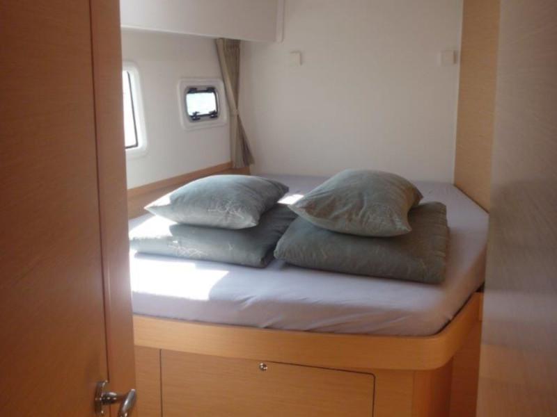 Book yachts online - catamaran - Lagoon 42 (4+2 cab) - Maximus - rent