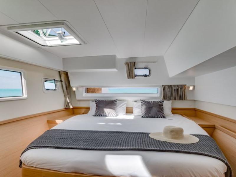 Book yachts online - catamaran - Lagoon 42 (3+2 cab.) - Nuria - rent