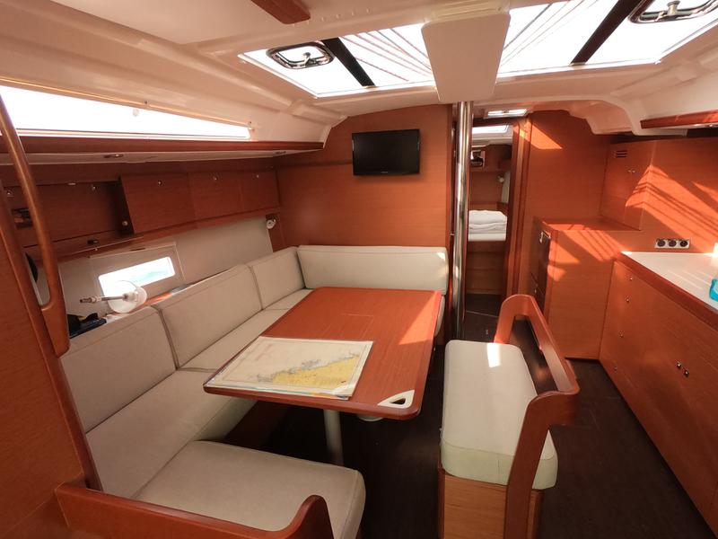 Book yachts online - sailboat - Dufour 430 Grand Large - Levan - rent