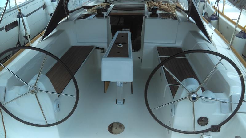 Book yachts online - sailboat - Dufour 350 Grand Large - Sol - rent