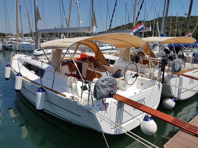 Book yachts online - sailboat - Dufour 382 Grand Large - Cetus - rent