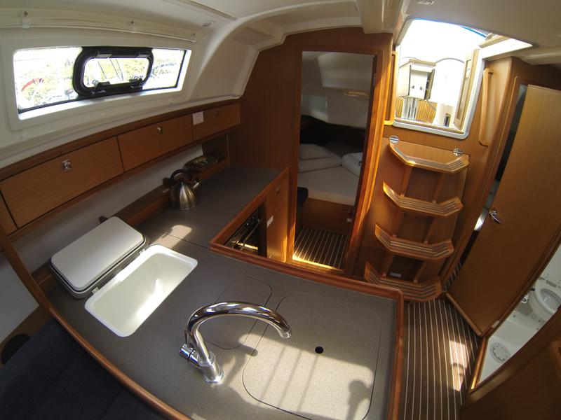Book yachts online - sailboat - Bavaria Cruiser37 - Dora - rent