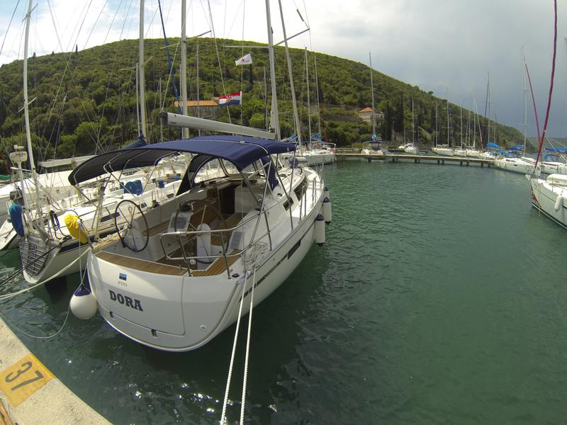Book yachts online - sailboat - Bavaria Cruiser37 - Dora - rent